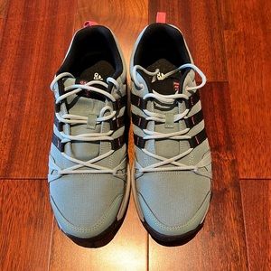 Adidas Women’s 9 Traxion trail shoe like new